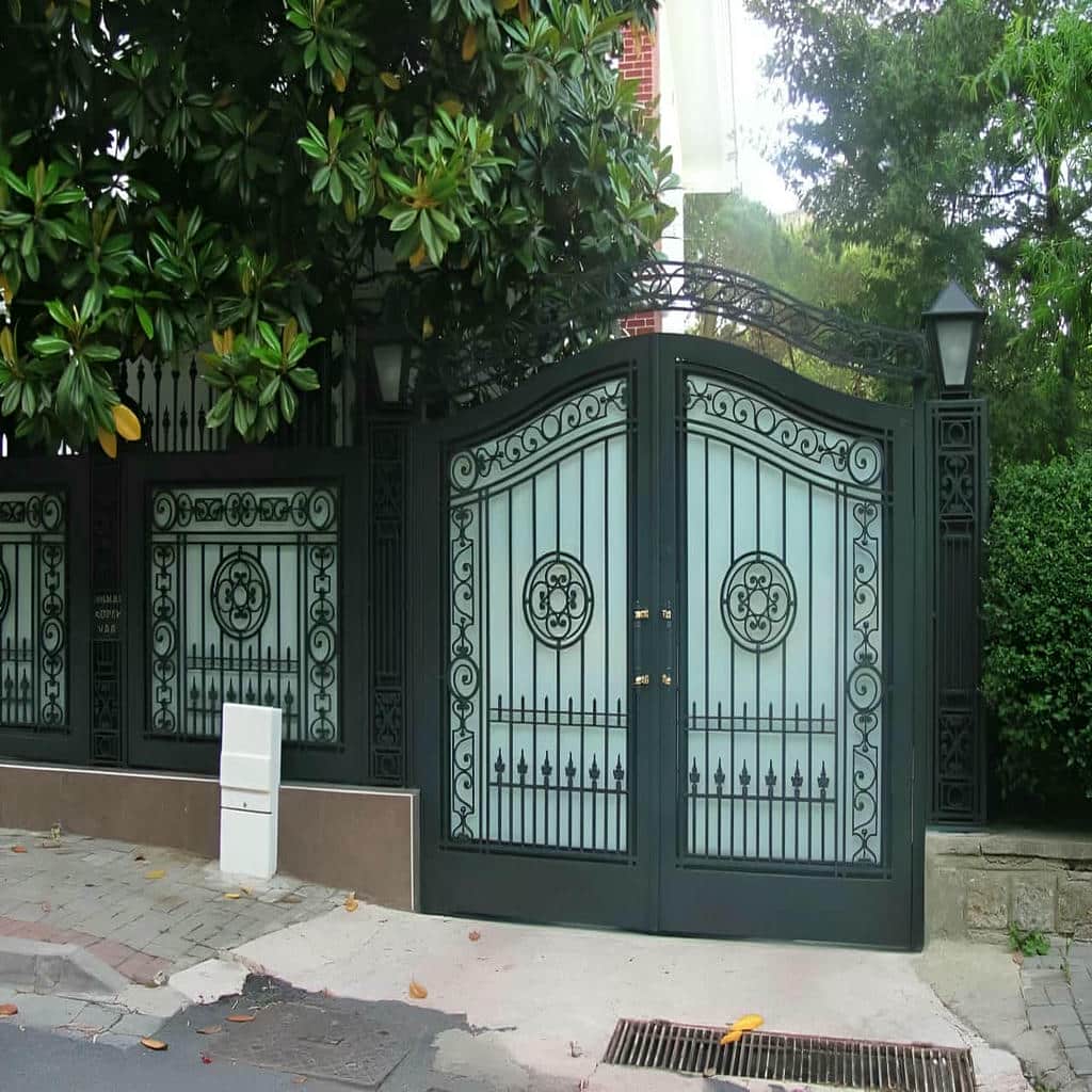 اجرای درب ویلایی فرفورژه هماهنگ با ستون رومی در شیراز