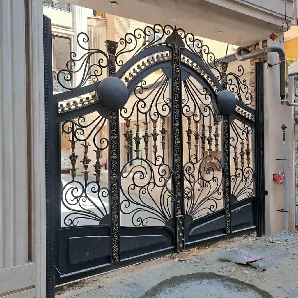 نصب درب پارکینگ دو لنگه عریض با لولای مناسب در شیراز