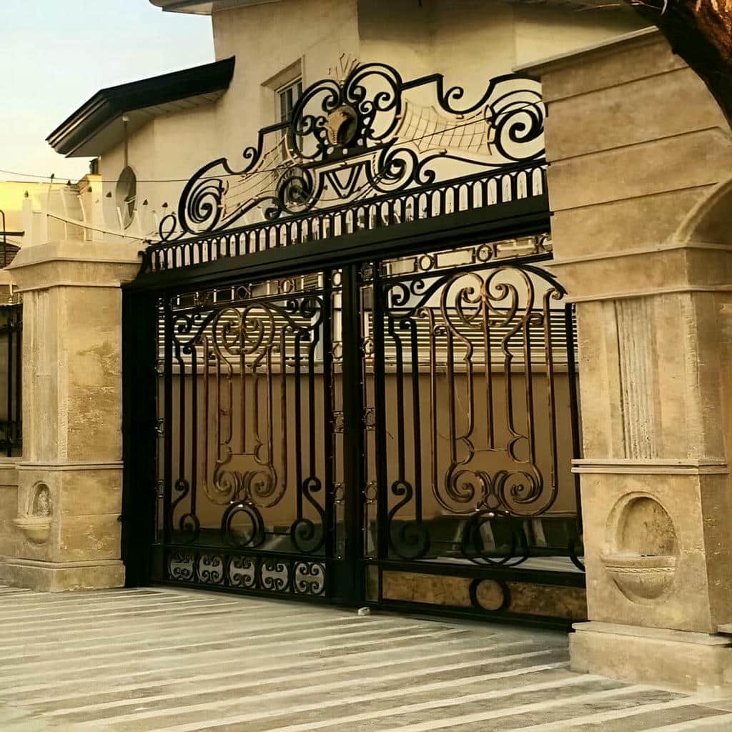 خرید درب پارکینگ طرح چوب ترموود هماهنگ با نما در شیراز