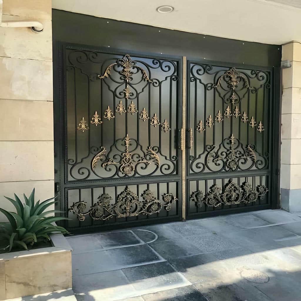 قیمت درب حیاط فرفورژه نمای رومی بر اساس مشخصات سفارش در شیراز