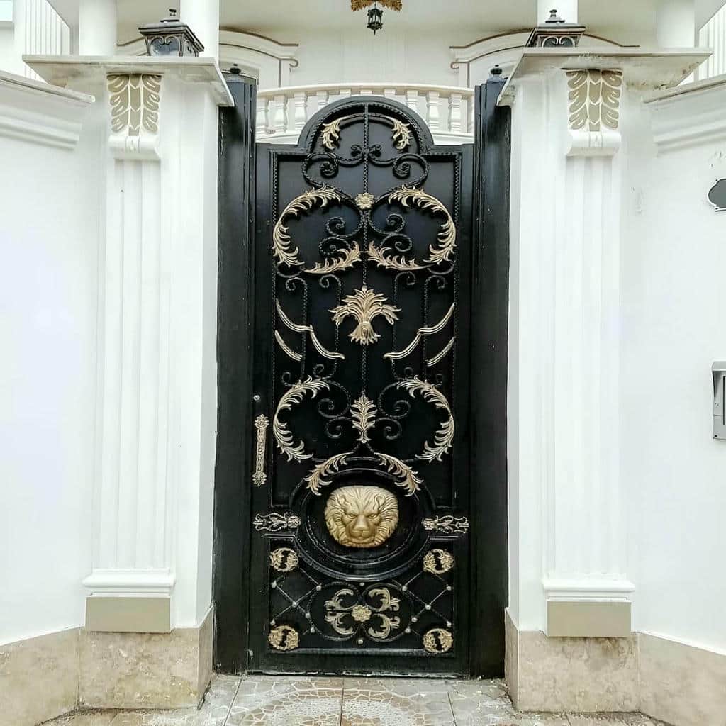 نصب درب ویلایی باغچه دار ورودی کنار فضای سبز در شیراز