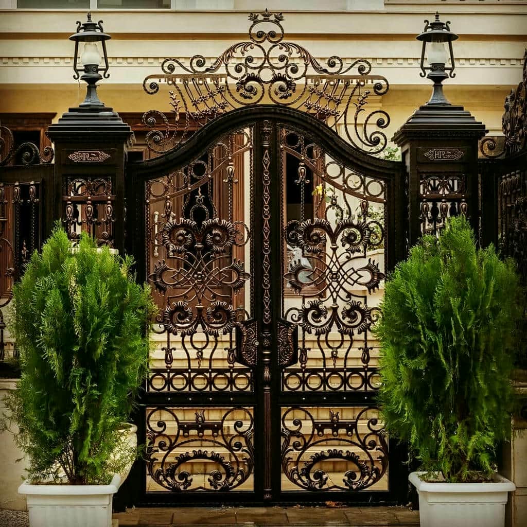 مدل درب پارکینگ ساده پروفیلی با چیدمان عمودی در شیراز