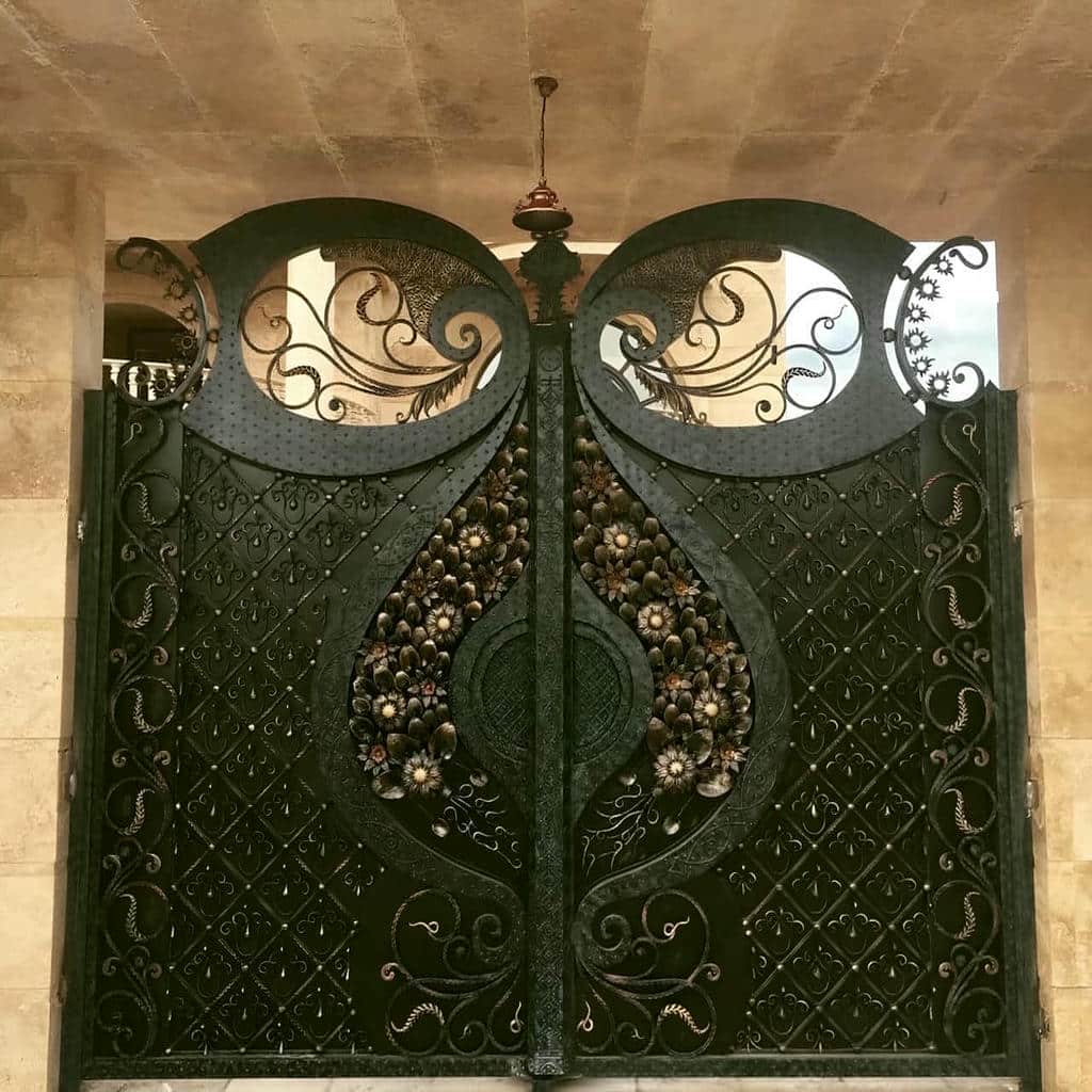 نصب درب ویلایی حفاظ دار ورودی برای ورودی ساختمان در شیراز