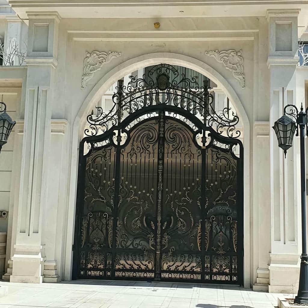 درب فلزی ساختمان مدل فرفورژه هماهنگ با نمای کلاسیک در شیراز درب فلزی ساختمان مدل فرفورژه هماهنگ با نمای کلاسیک در شیراز