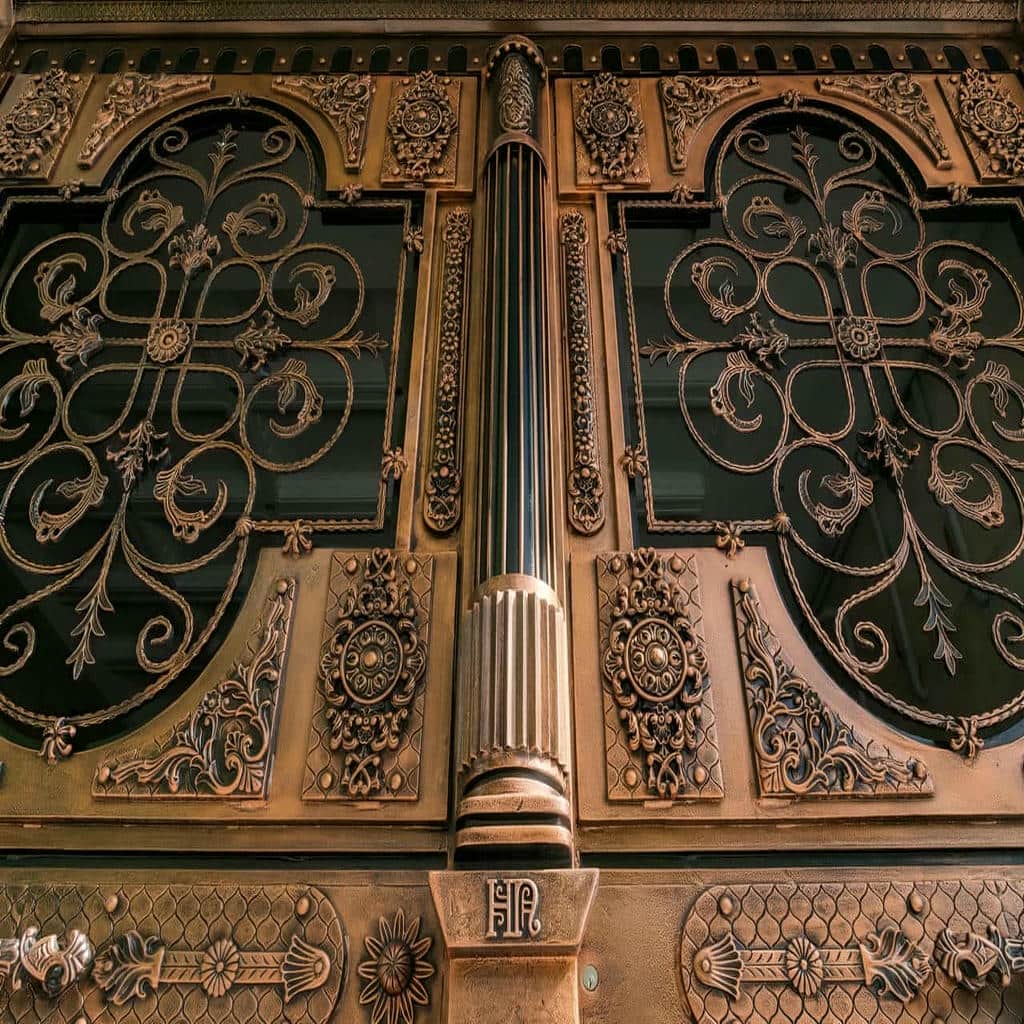 خرید درب پارکینگ فرفورژه نمای رومی متناسب با ستون‌ها در شیراز