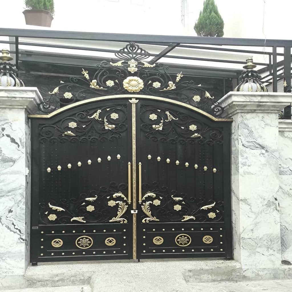 اجرای درب ویلایی طرح چوب فلزی با رگه عمودی در شیراز