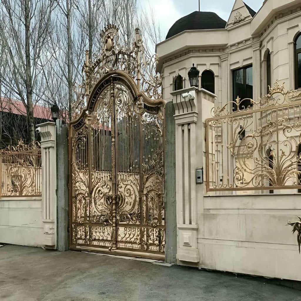 مدل درب حیاط پانل دار با تقسیم‌بندی منظم در شیراز