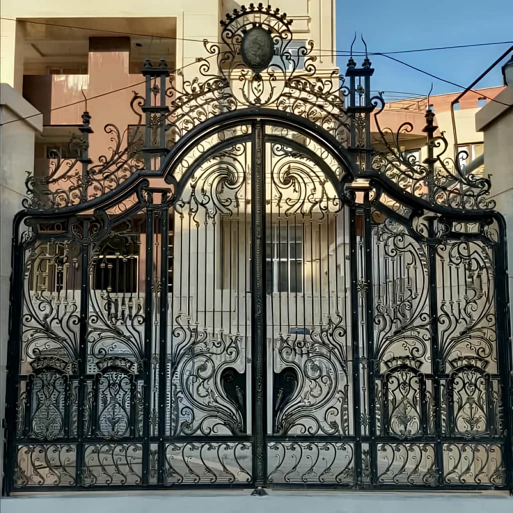 خدمات نصب درب پارکینگ آهنی ریلی و تنظیم حرکت در شیراز
