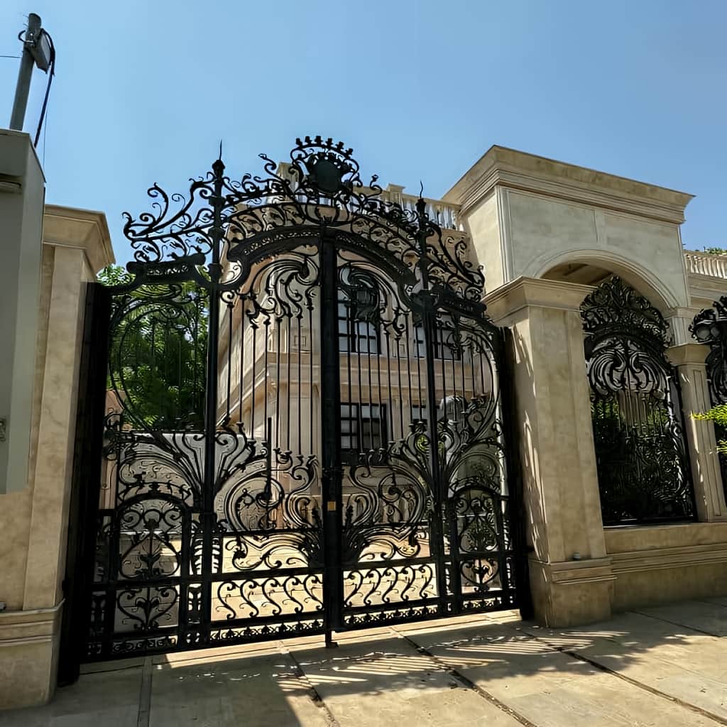 انتخاب درب پارکینگ لوکس ورودی ویلا با طراحی مدرن در شیراز