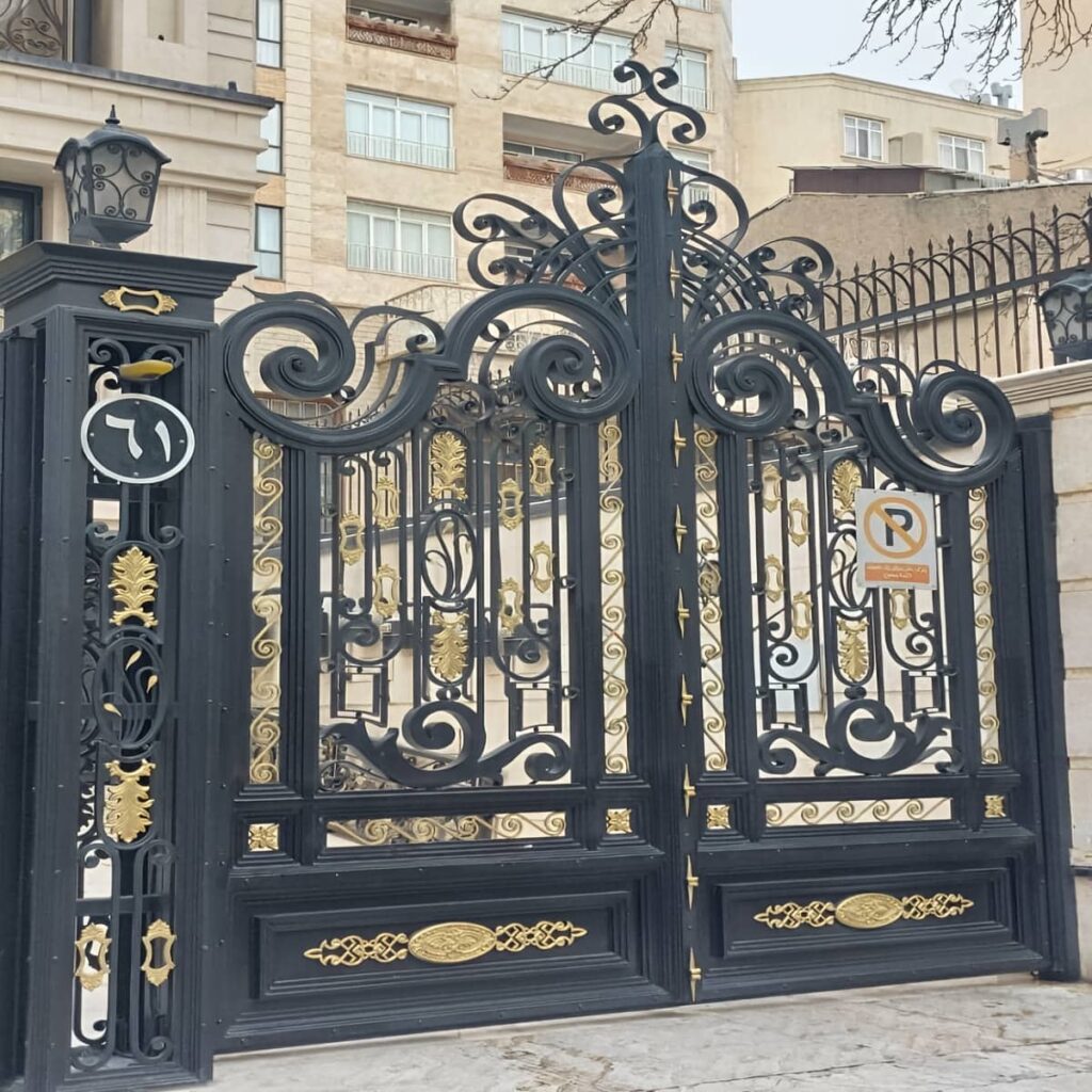 مدل درب پارکینگ عریض ماشین رو با تقسیم لنگه مناسب در شیراز