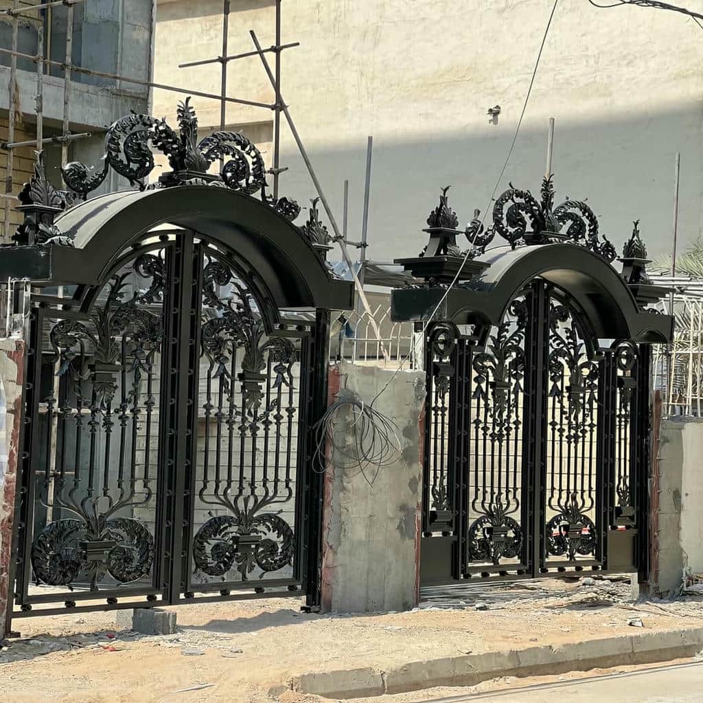 ساخت درب پارکینگ کلاسیک کتیبه دار با کلاف تقویت شده در شیراز ساخت درب پارکینگ کلاسیک کتیبه دار با کلاف تقویت شده در شیراز