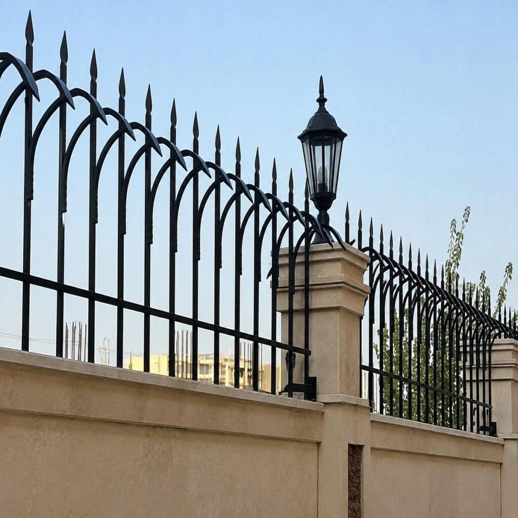 مدل حفاظ دیوار حیاط هماهنگ با نمای ساختمان در شیراز مدل حفاظ دیوار حیاط هماهنگ با نمای ساختمان در شیراز
