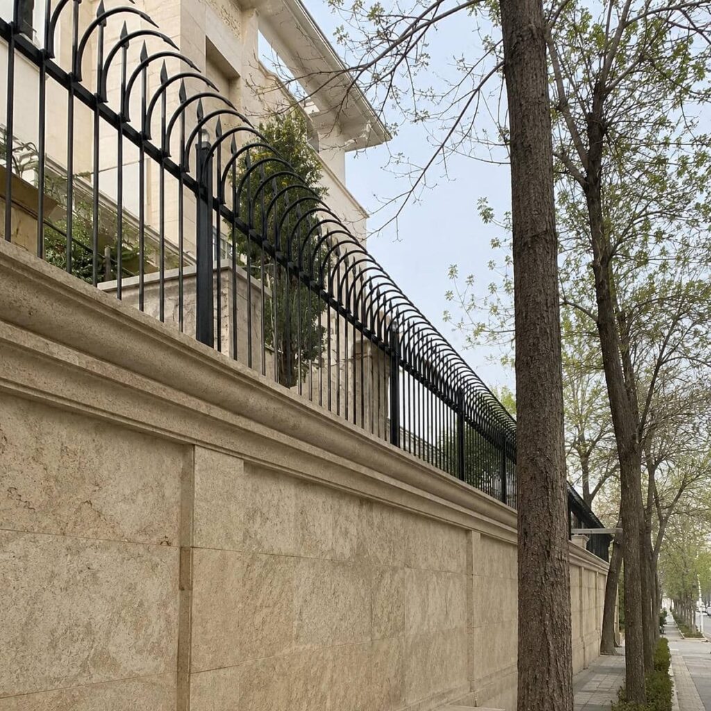 تولید حفاظ روی دیوار حیاط مسکونی با فرم شاخه مناسب در شیراز تولید حفاظ روی دیوار حیاط مسکونی با فرم شاخه مناسب در شیراز