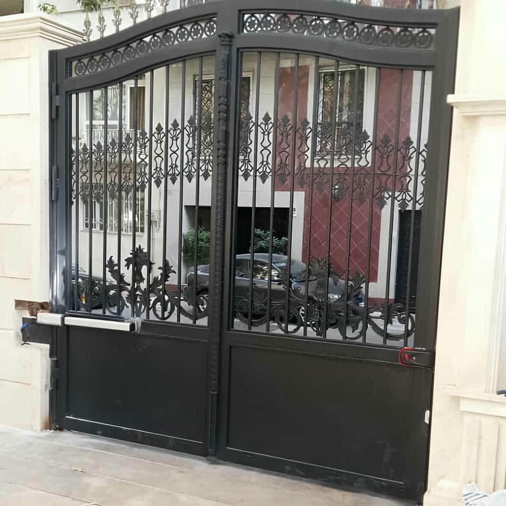جک الکترومکانیک بازویی روی درب پارکینگ شیراز