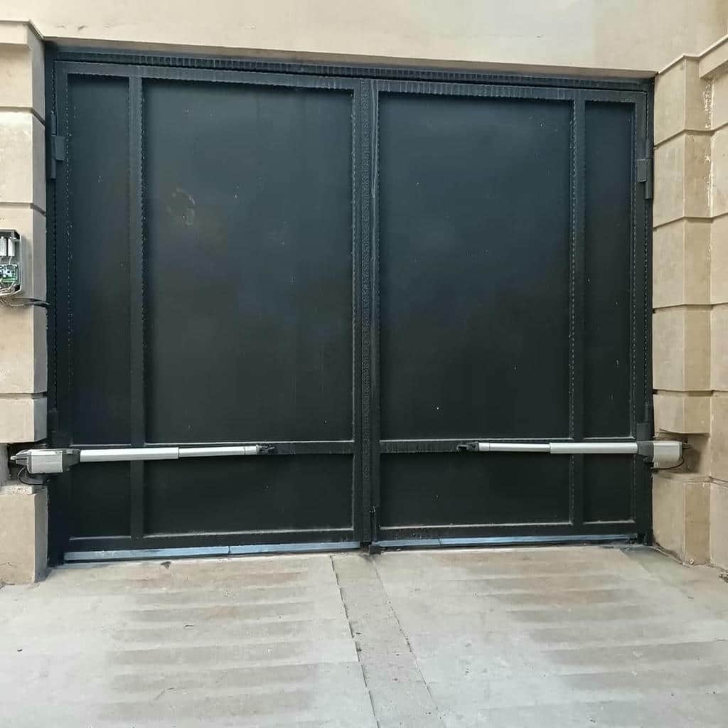جک ریموت دار همراه کنترل دستی در نمای نزدیک جک ریموت دار همراه کنترل دستی در نمای نزدیک