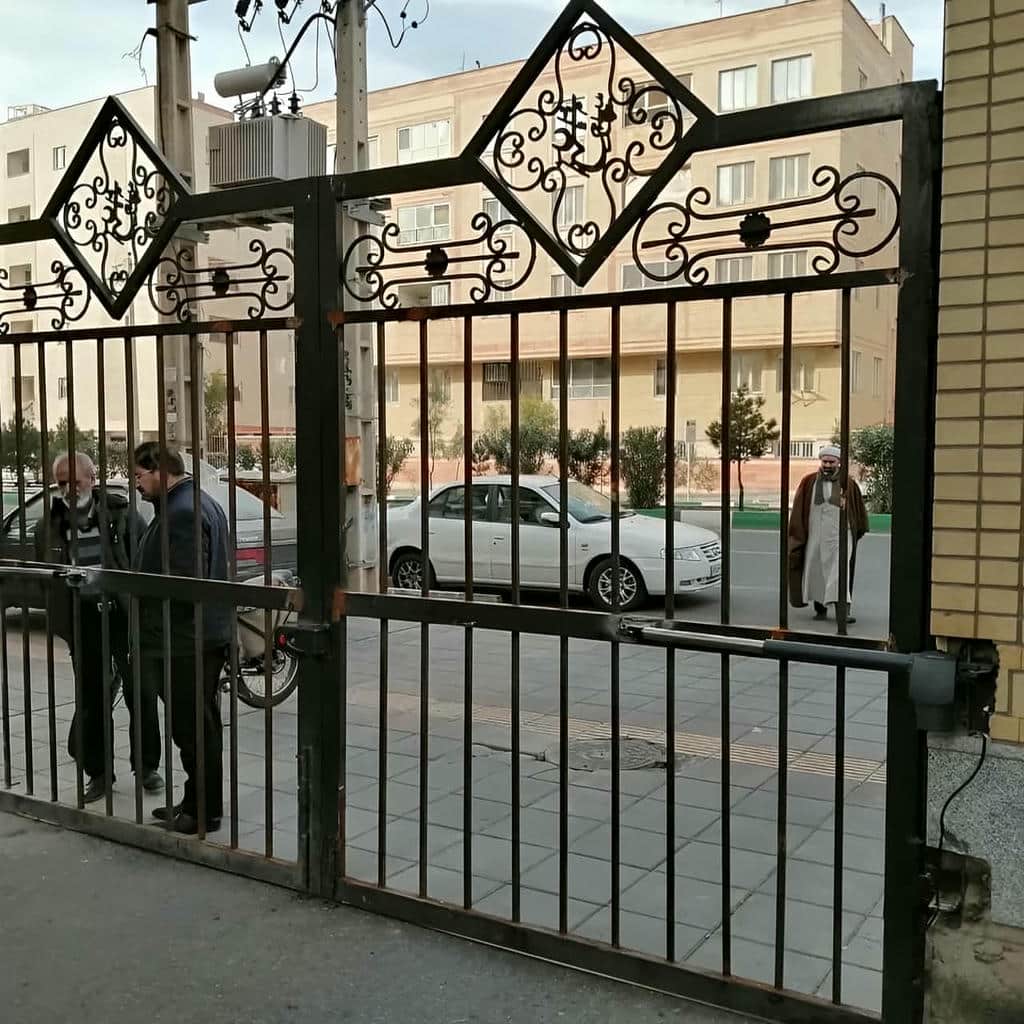 جک پرقدرت بازویی نصب شده کنار ورودی شیراز