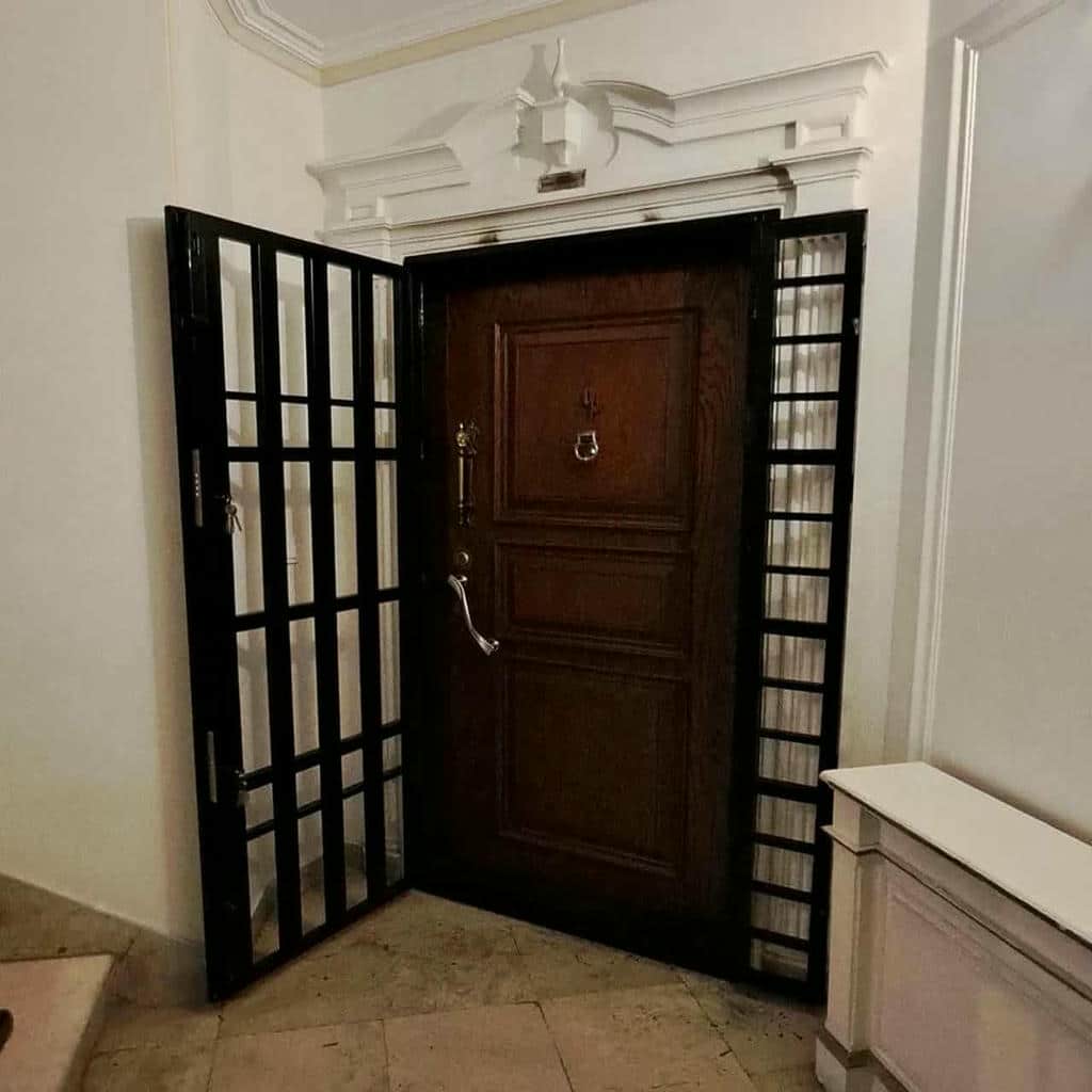 حفاظ آکاردئونی فلزی با طراحی ساده ورودی آپارتمان