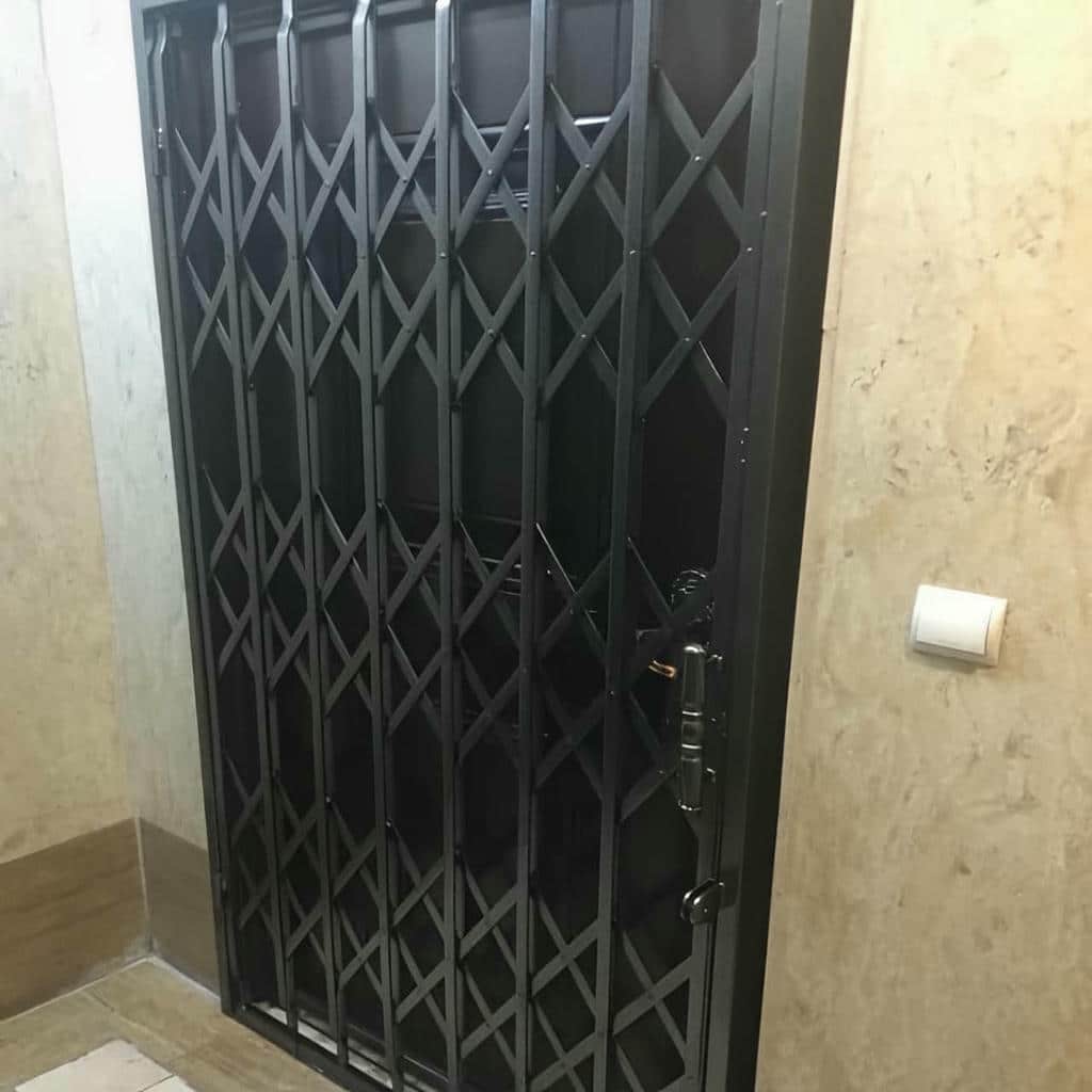 حفاظ لولایی درب با جزئیات اتصال فلزی