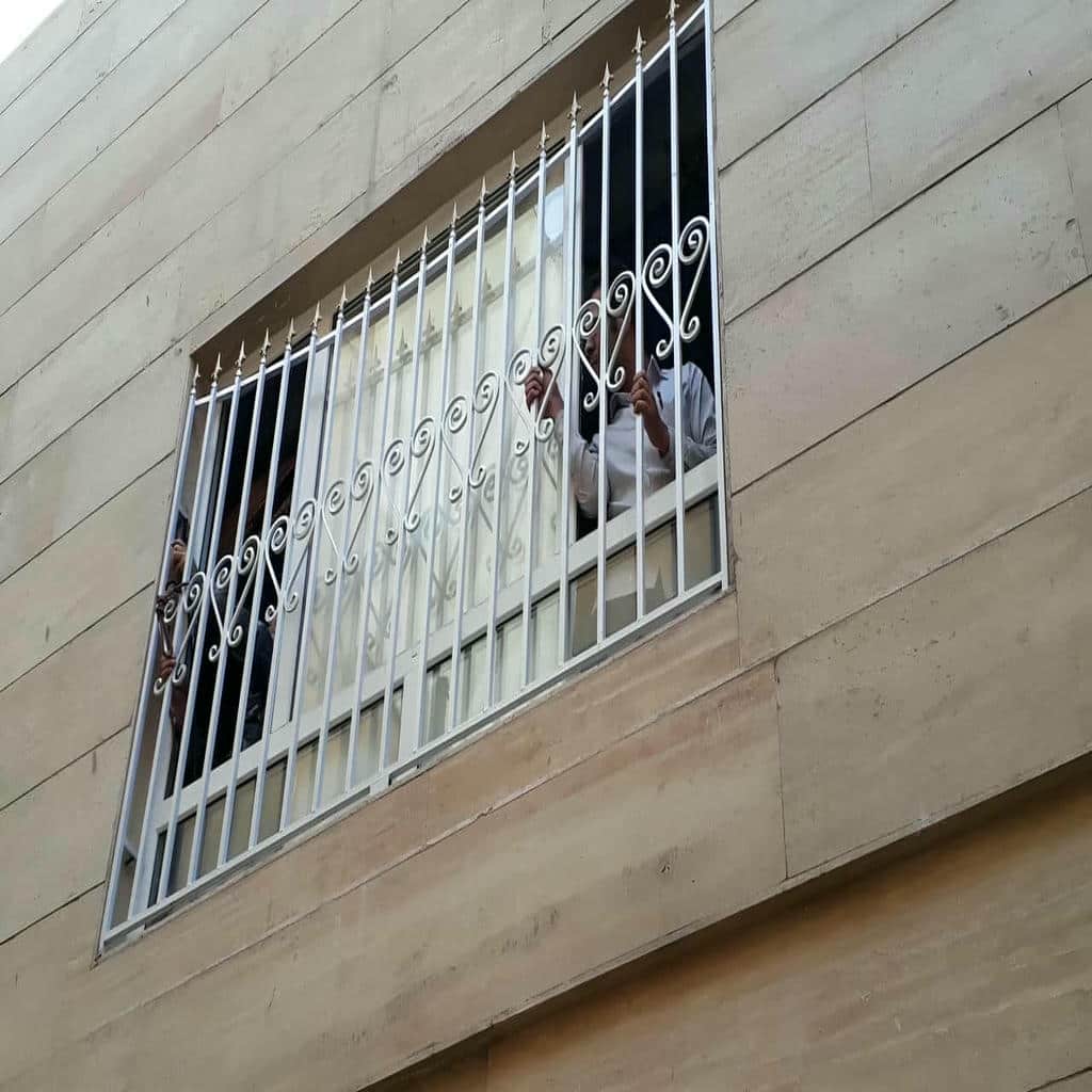 حفاظ پنجره شیراز در نمای ساختمان مسکونی