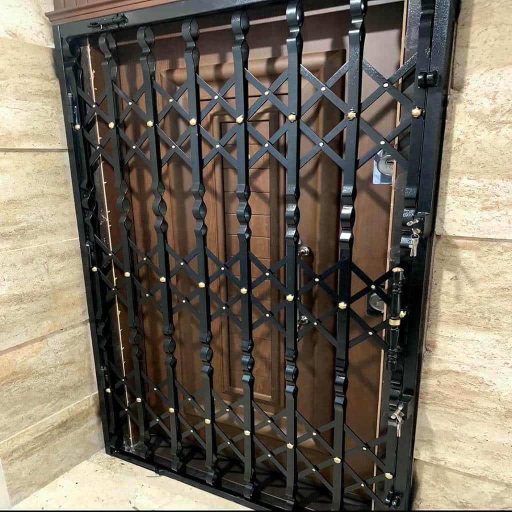 حفاظ کرکره ای با طرح ساده در نمای شیراز