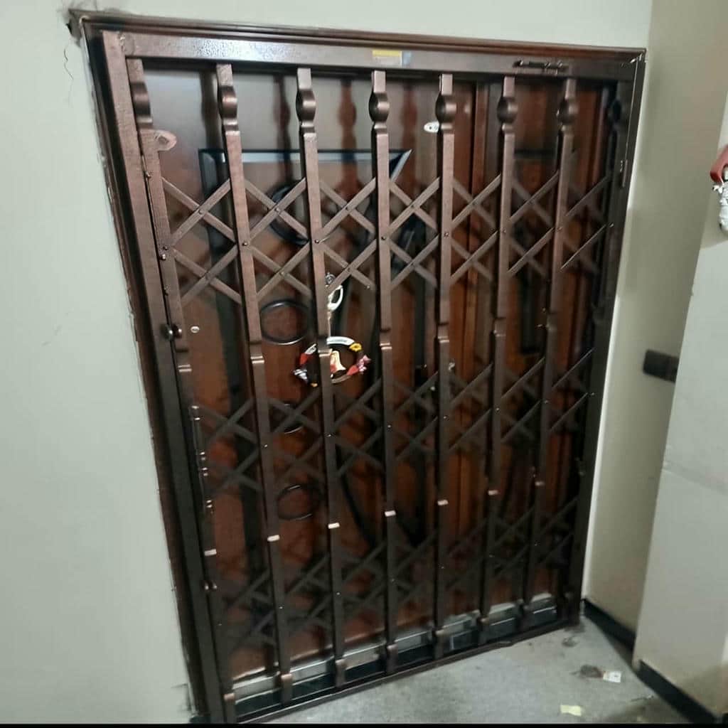 حفاظ کرکره ای شیراز با پوشش مقاوم فلزی