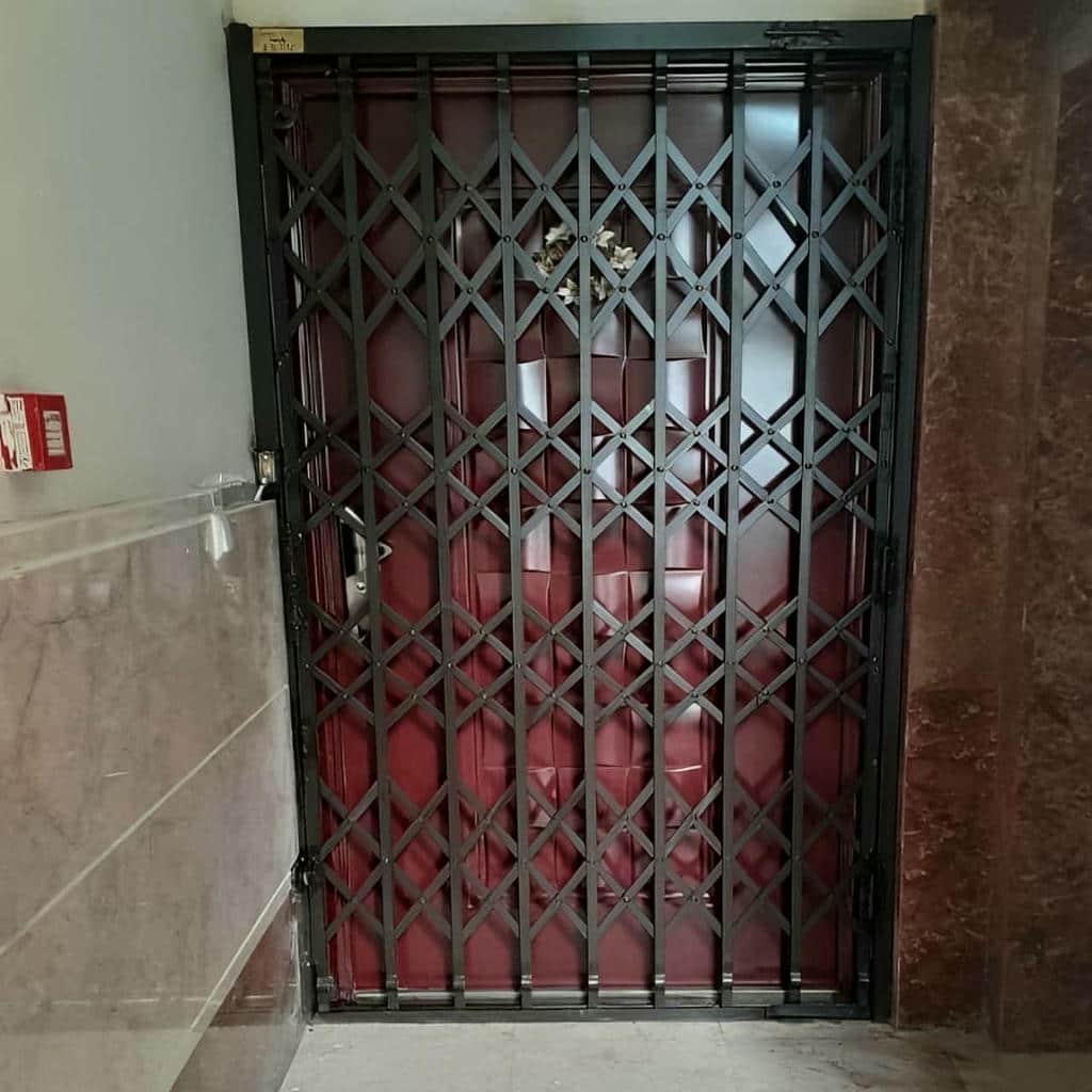 درب آکاردئونی جمع شونده کنار درب اصلی