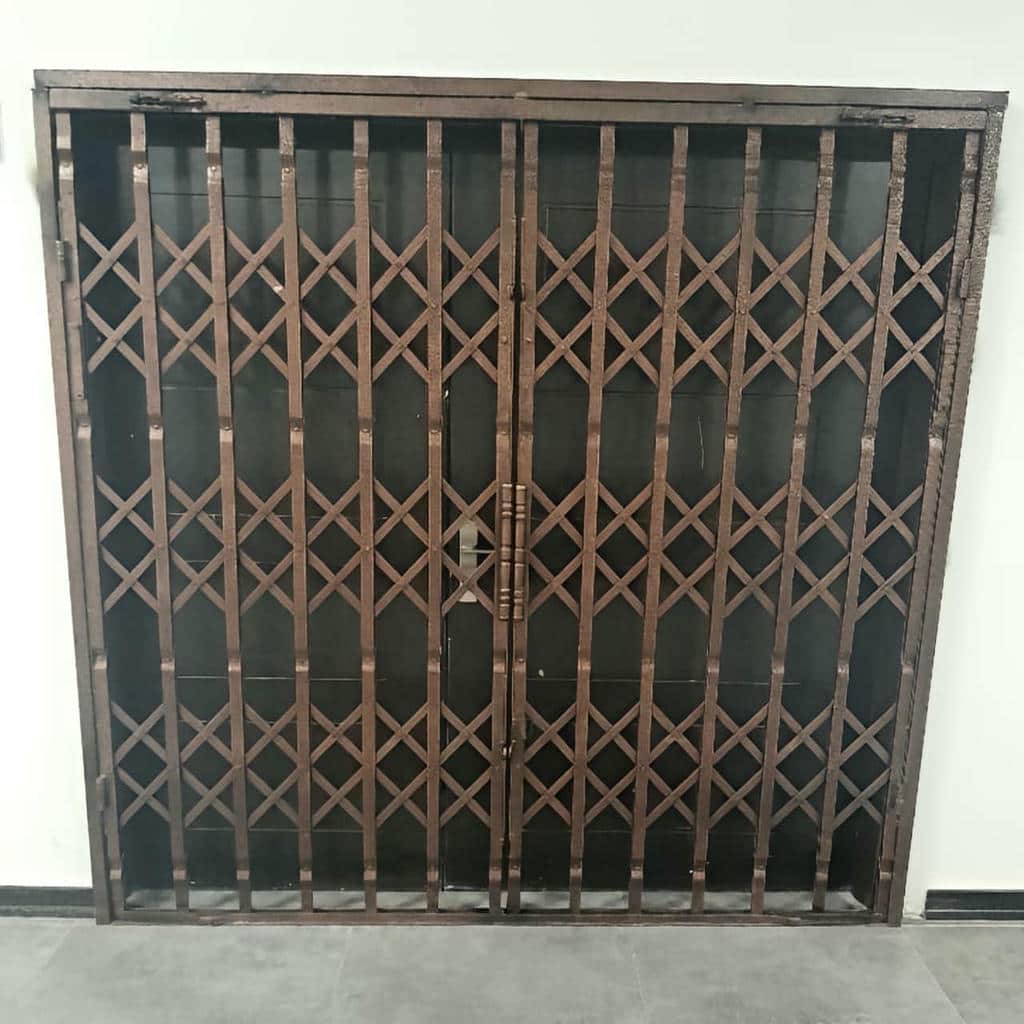 درب آکاردئونی نصب شده در ورودی شیراز