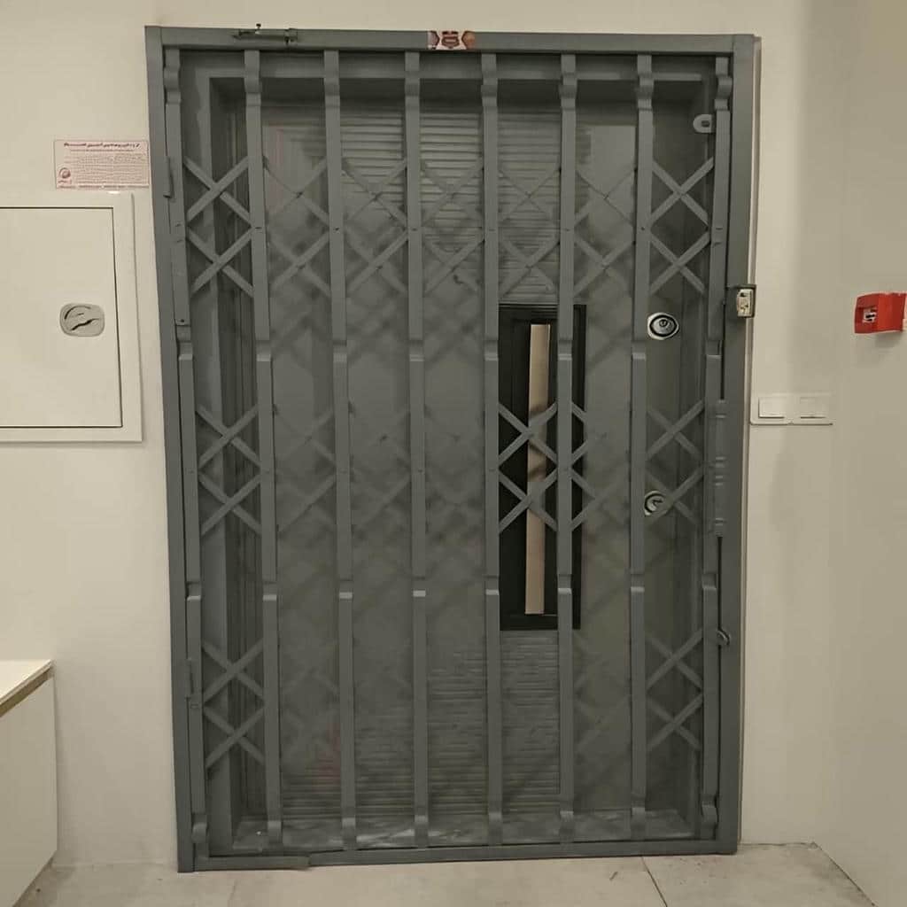 محافظ درب آپارتمان با ساختار جمع شونده محافظ درب آپارتمان با ساختار جمع شونده