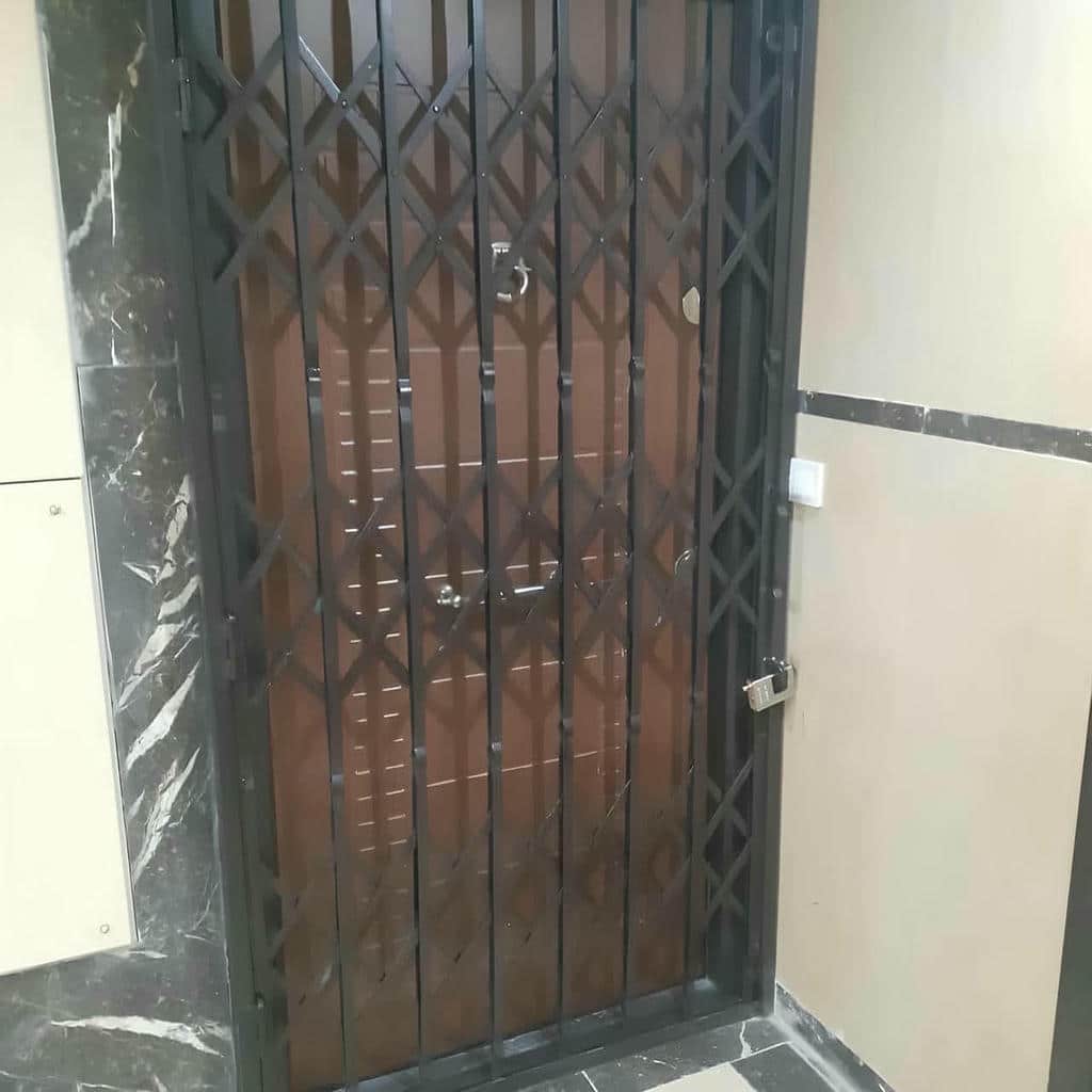محافظ درب آپارتمان تیره کنار ورودی