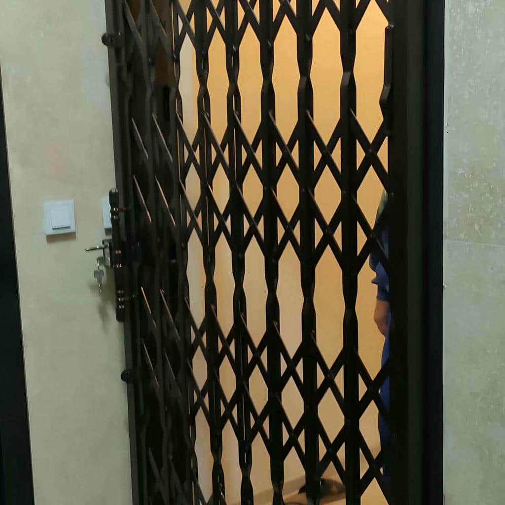 محافظ درب آپارتمان مشکی با اجرای تخصصی