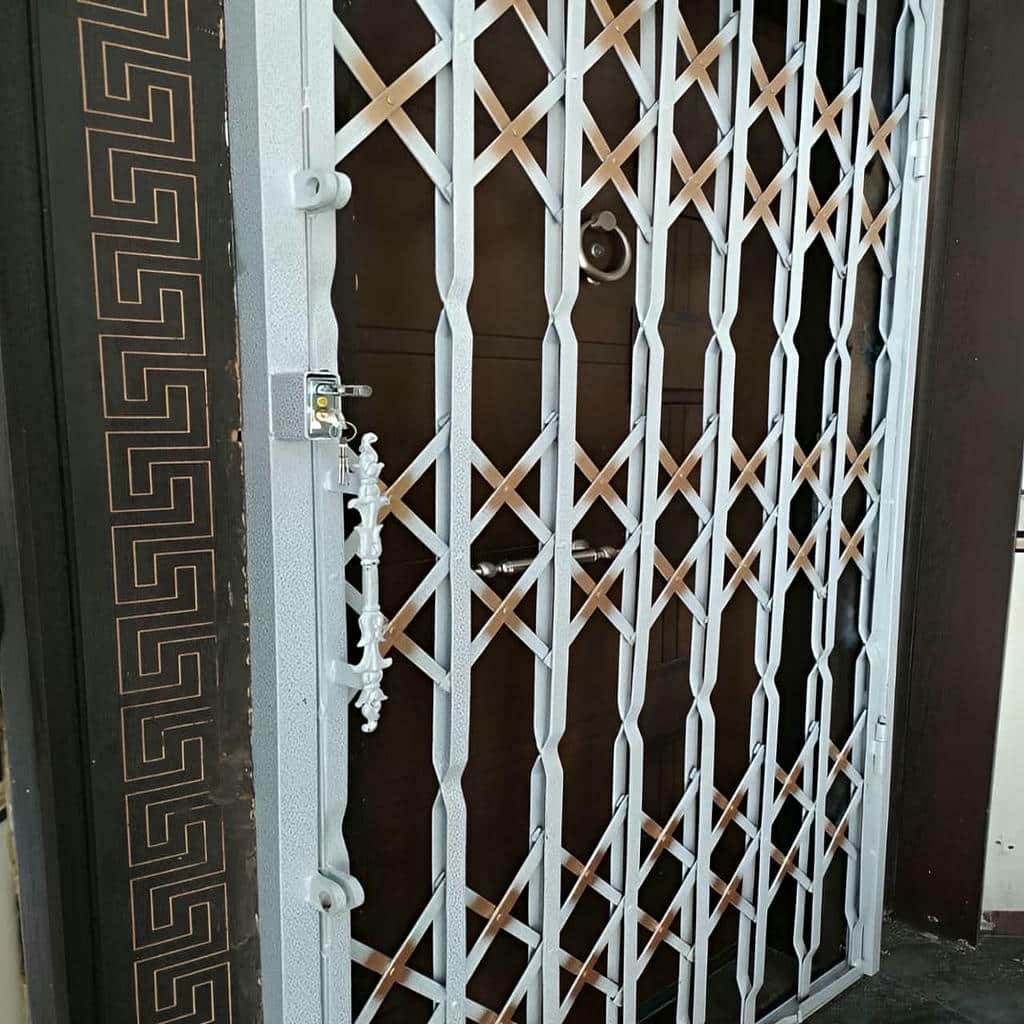 مدل تیره حفاظ درب ضد سرقت کنار چهارچوب ورودی