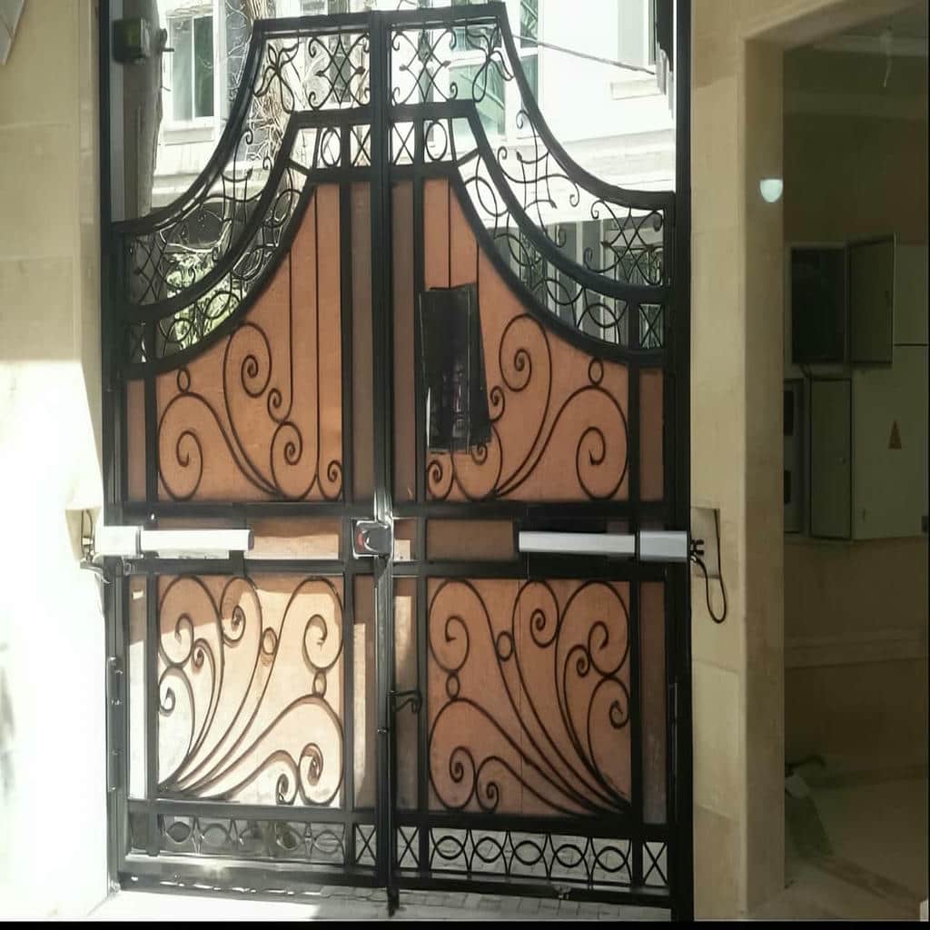 موتور درب پارکینگ روی مسیر کشویی فلزی