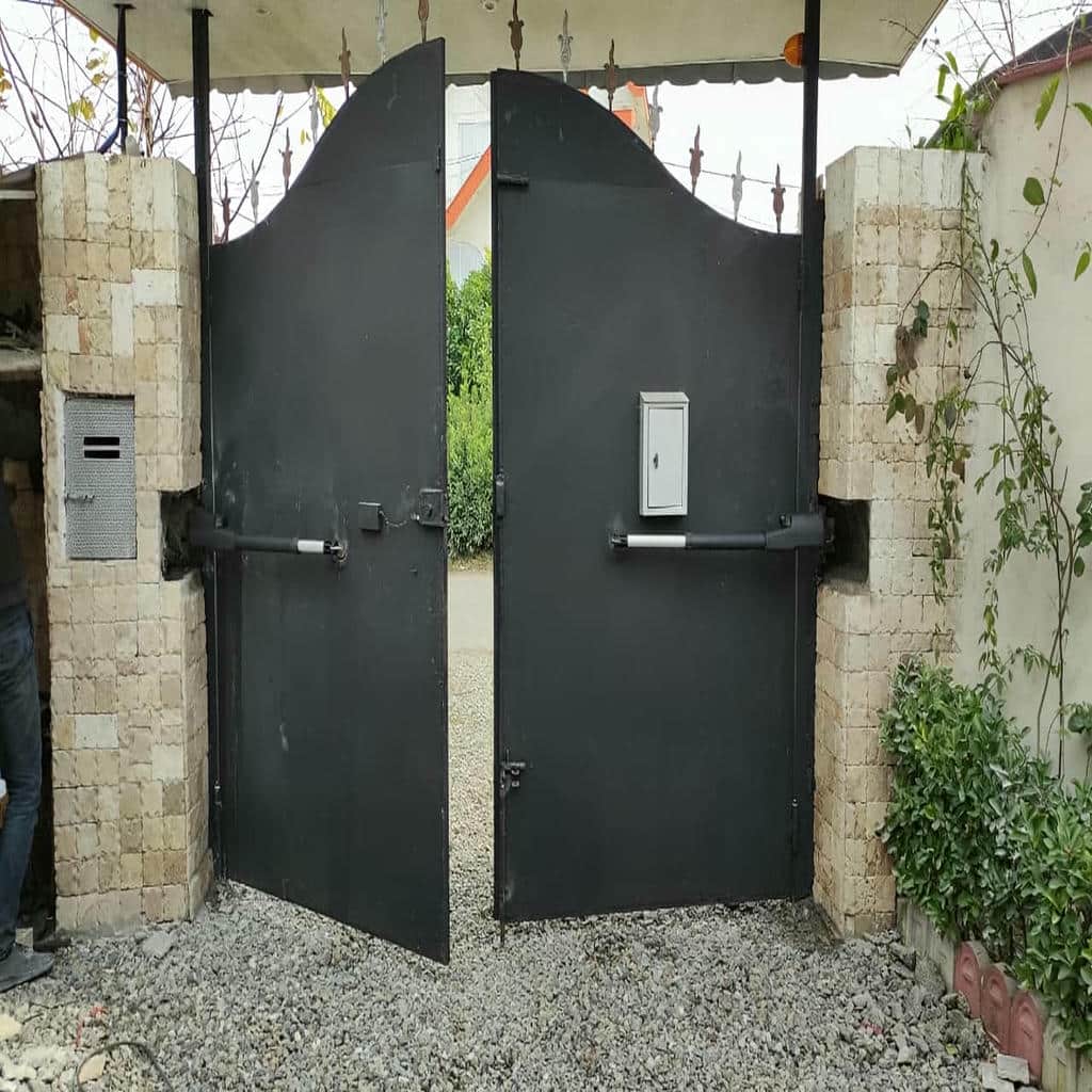 موتور پارکینگ ایرانی با بدنه فلزی در نمای نزدیک