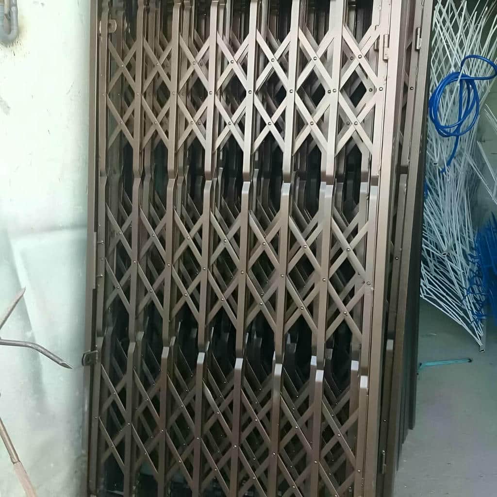 نرده آکاردئونی با جزئیات متریال ورودی