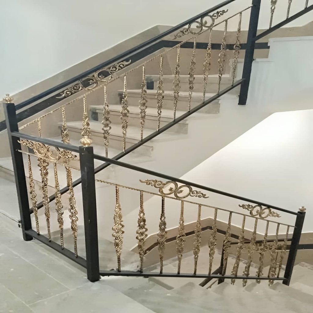 نرده فرفورژه راه پله مدل تزئینی فلز
