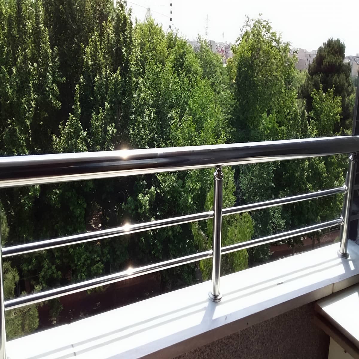 نرده مدرن بالکن شیراز طراحی مینیمال نما