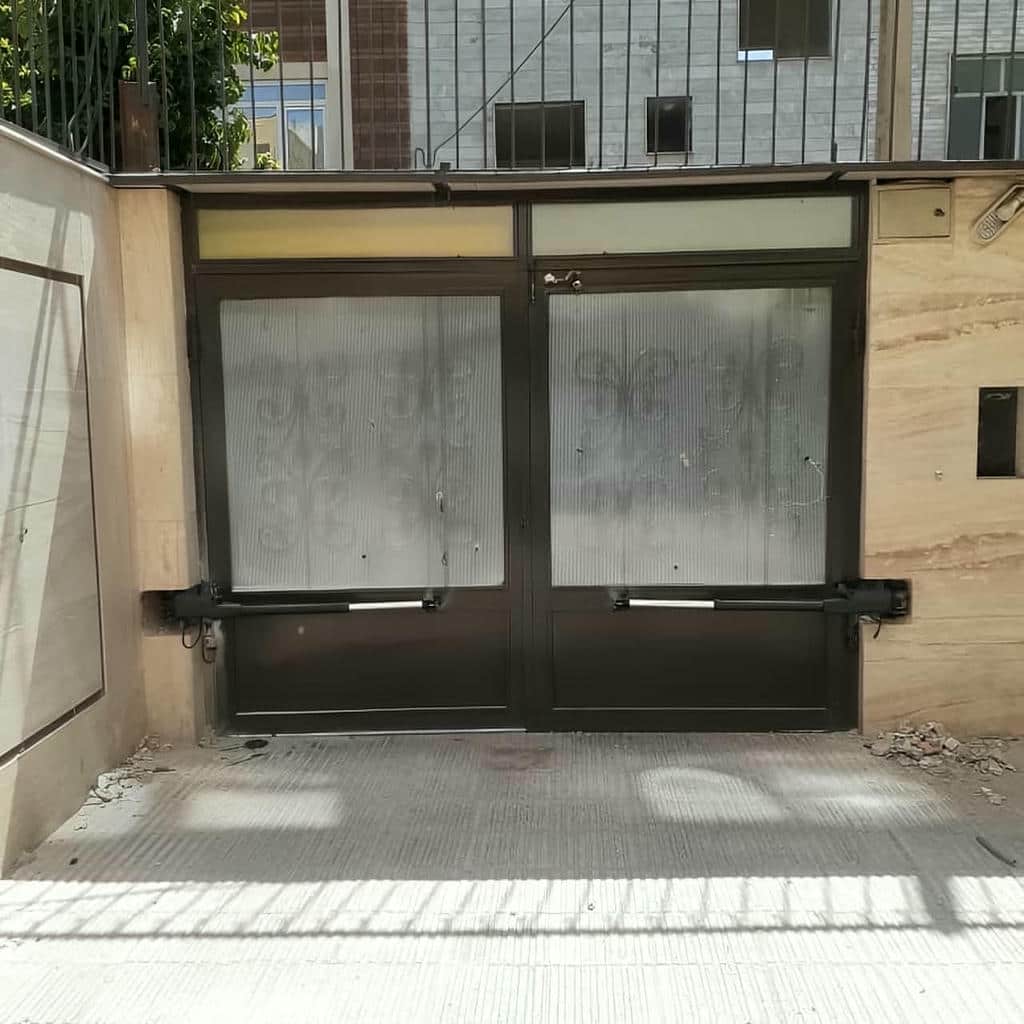نمای نزدیک موتور و گیربکس دربازکن پارکینگی