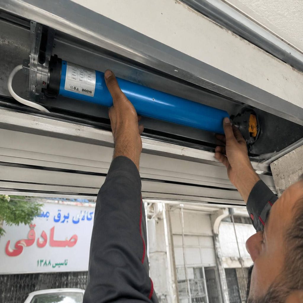 کرکره فولادی نصب شده روی ورودی فروشگاه