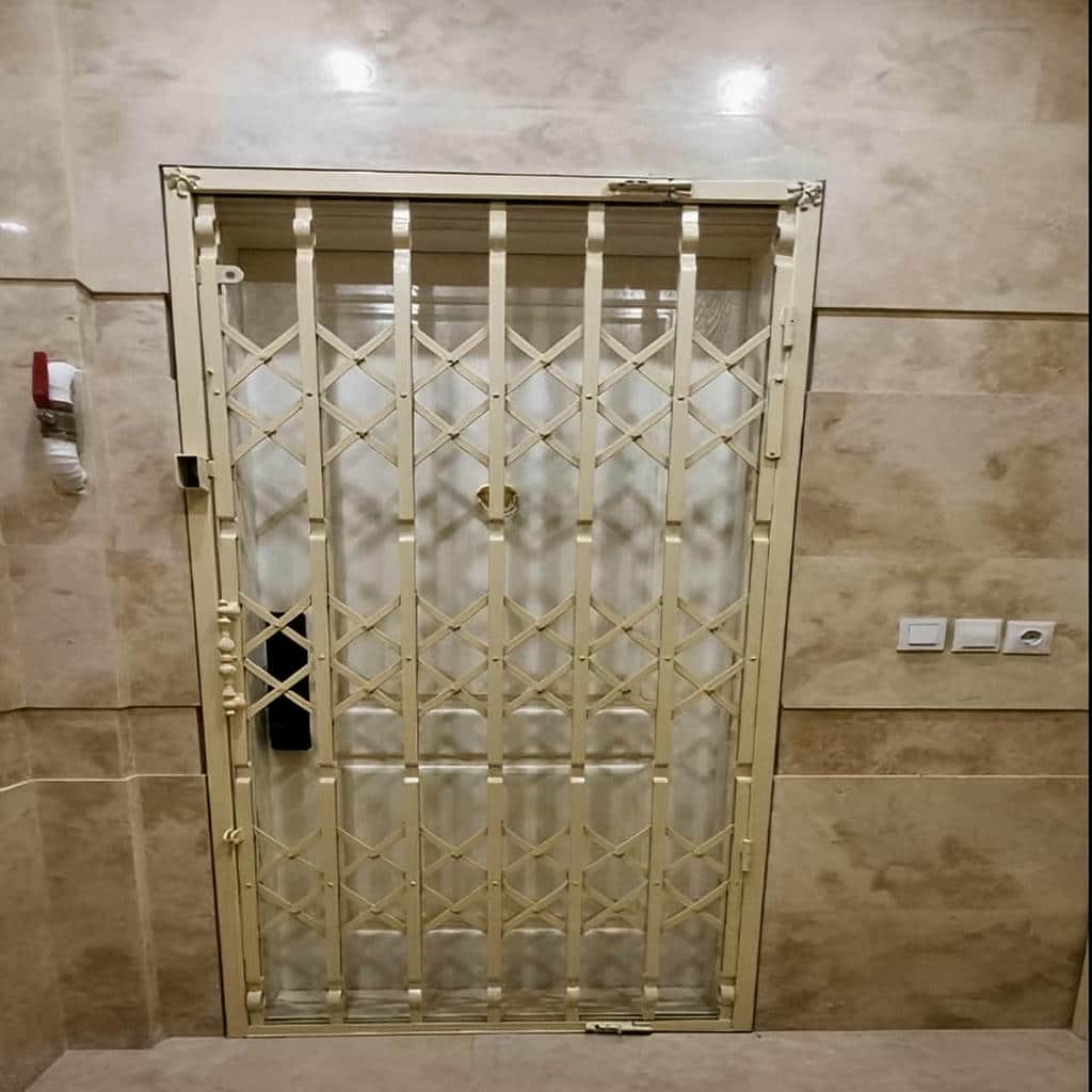 گارد آکاردئونی تیره کنار درب ورودی شیراز