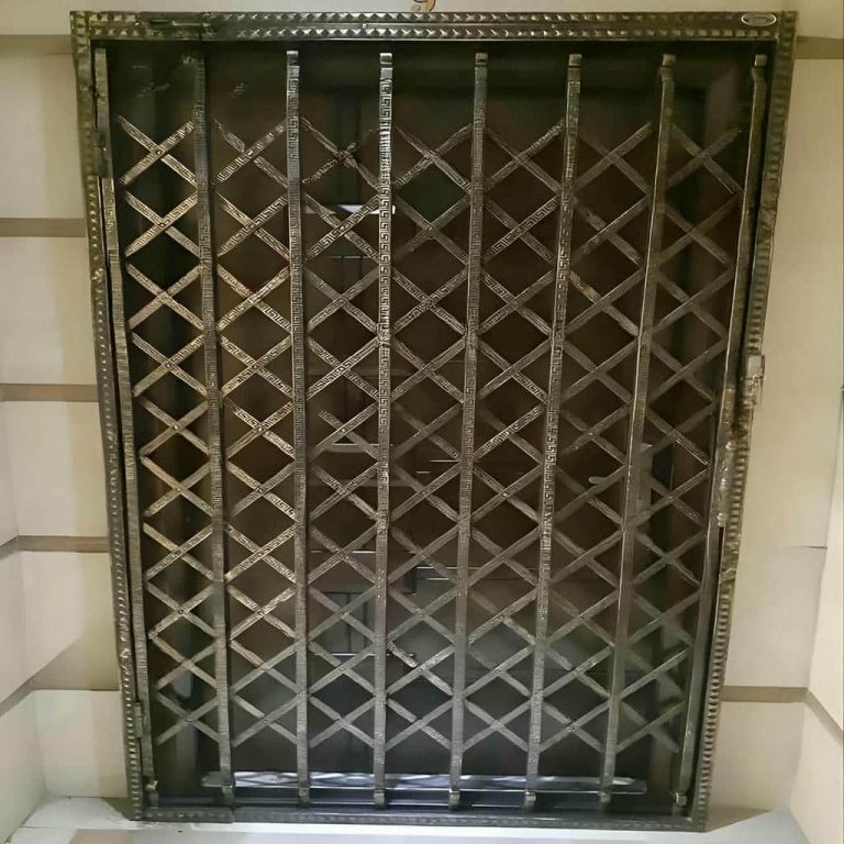درب آکاردئونی آپارتمان کم عرض در شیراز
